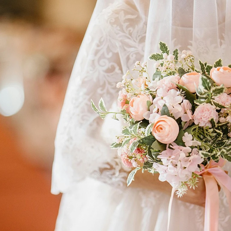 La magie d'une robe rose poudré pour un mariage : élégance et raffinement